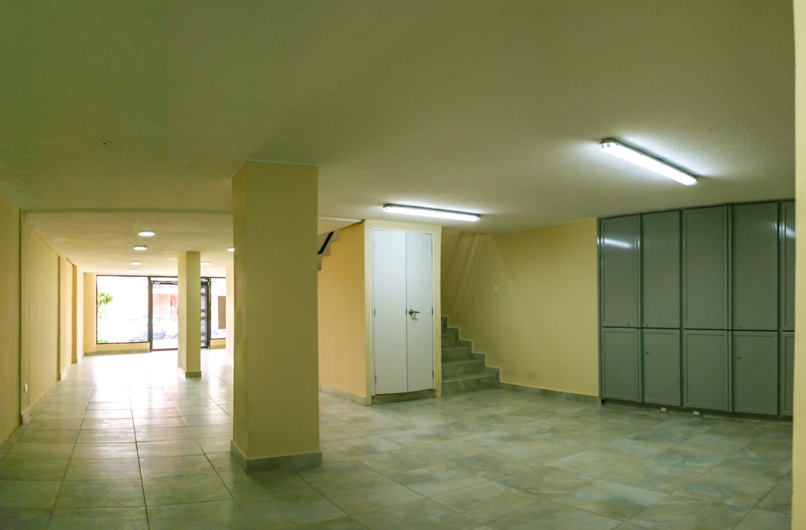 local comercial en venta quito centro norte la carolina planta baja quito Gaspar de villares y 6 de diciembre, edificio, duplex, local grande 200 m2, restaurante, almacén, oficina edificio Karina